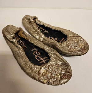 Redfoot ballerinaskor  - Ballerinaskor som går att vika ihop för att ta minimal plats i partyväskan.  Från märket Redfoot och limited edition Sex and the city modell.  Storlek S, passar 36-38. Nypris ca 950 kr. 