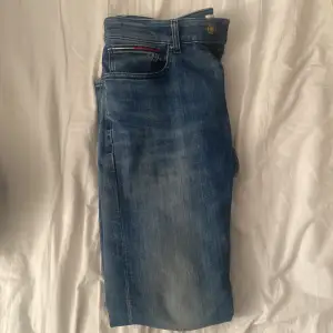 Riktigt sköna och mjuka jeans from Tommy Hilfiger, de är 31 i midja och 30 längd. Har använts ett par gånger men i väldigt fint skick. 