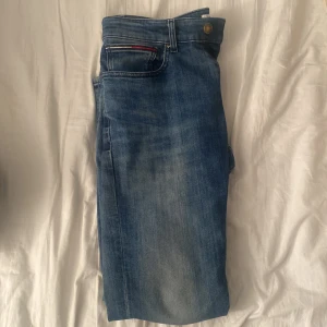 Tommy Hilfiger Slim fit jeans - Riktigt sköna och mjuka jeans from Tommy Hilfiger, de är 31 i midja och 30 längd. Har använts ett par gånger men i väldigt fint skick. 
