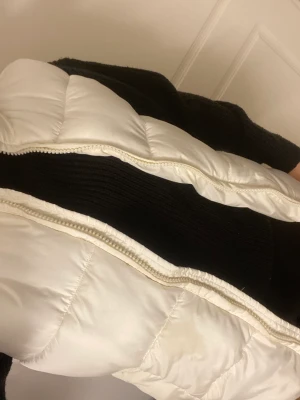 Jätte fin väst! - Säljer en jätte fin lite tjockare väst, kommer aldrig till användning men super skön!🙏🏻