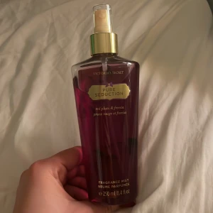 victoria secret body mist pure seduction - pure seduction body mist från vs, ca 98% kvar i flaskan ❤️ doftar jättegott