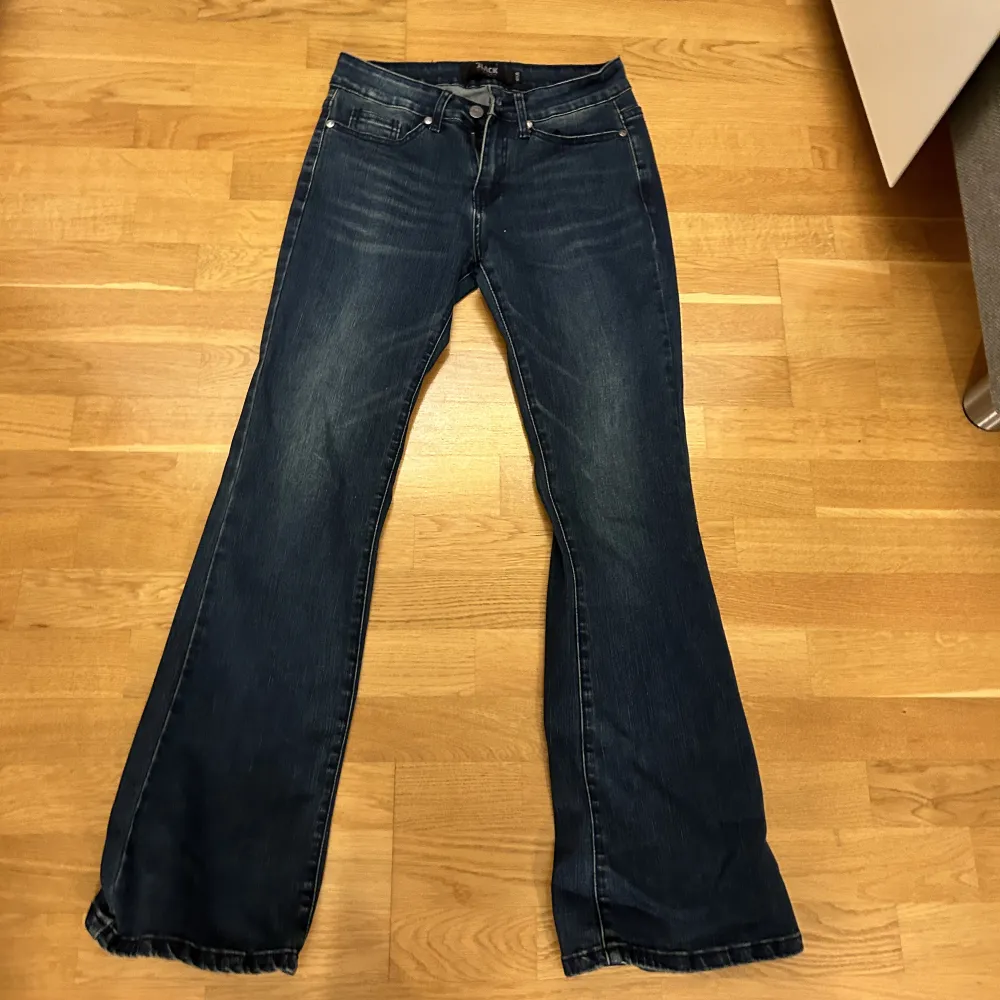 Jättefina jeans som är helt oanvända då de inte sitter bra💕 innerbenslängd: 75cm, Midjemått: 35cm rakt över. Jeans & Byxor.