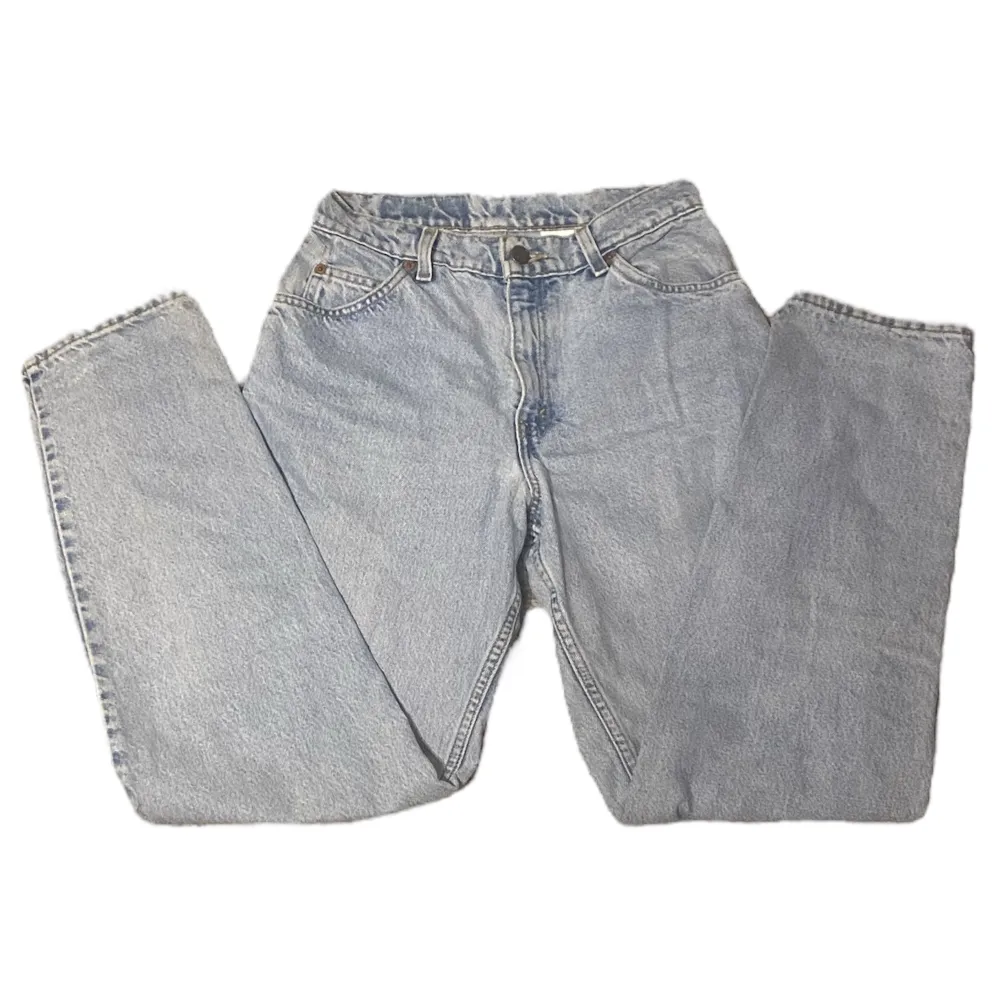 Snygga levis jeans i rak modell med orange levis-tab 🧡midjemått 34 cm raktöver, innerbenslängd 75 cm. Jeans & Byxor.