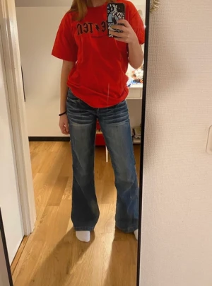 Röd bandtröja - Jättefin röd T-shirt med texten ”Five ten”🥰