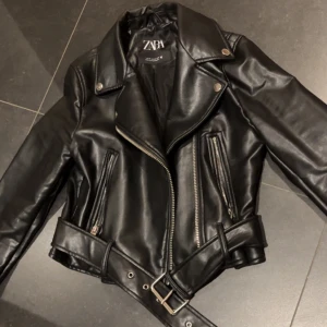 Zara skinnjacka  - Säljer denna skinnjackan från zara som inte passar mig längre. Skulle va väldigt fin att ha till våren💗