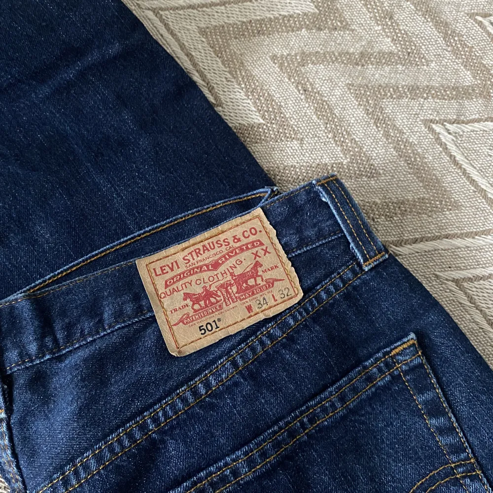 Mörkblåa levis 501 jeans  W: 34 L: 32 . Jeans & Byxor.