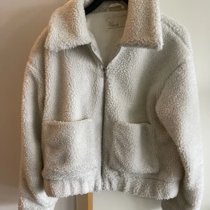Teddy jacka  - Mysig teddy jacka från Nelly.com, bra skick, lite kortare i modellen. 