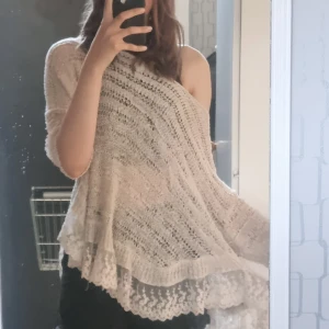 Knit top  - Cute knit top, its a size L/XL and rly nice to layer with other items. Prize can be discussed. 