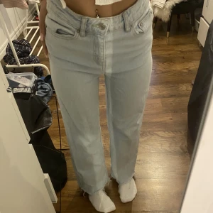 Jeans  - Ljusblå jeans utan skavanker💓