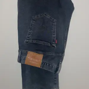 501 Jeans från Levi i Svart/grå. Samma skick som ny, knappt använd!  W32/L32