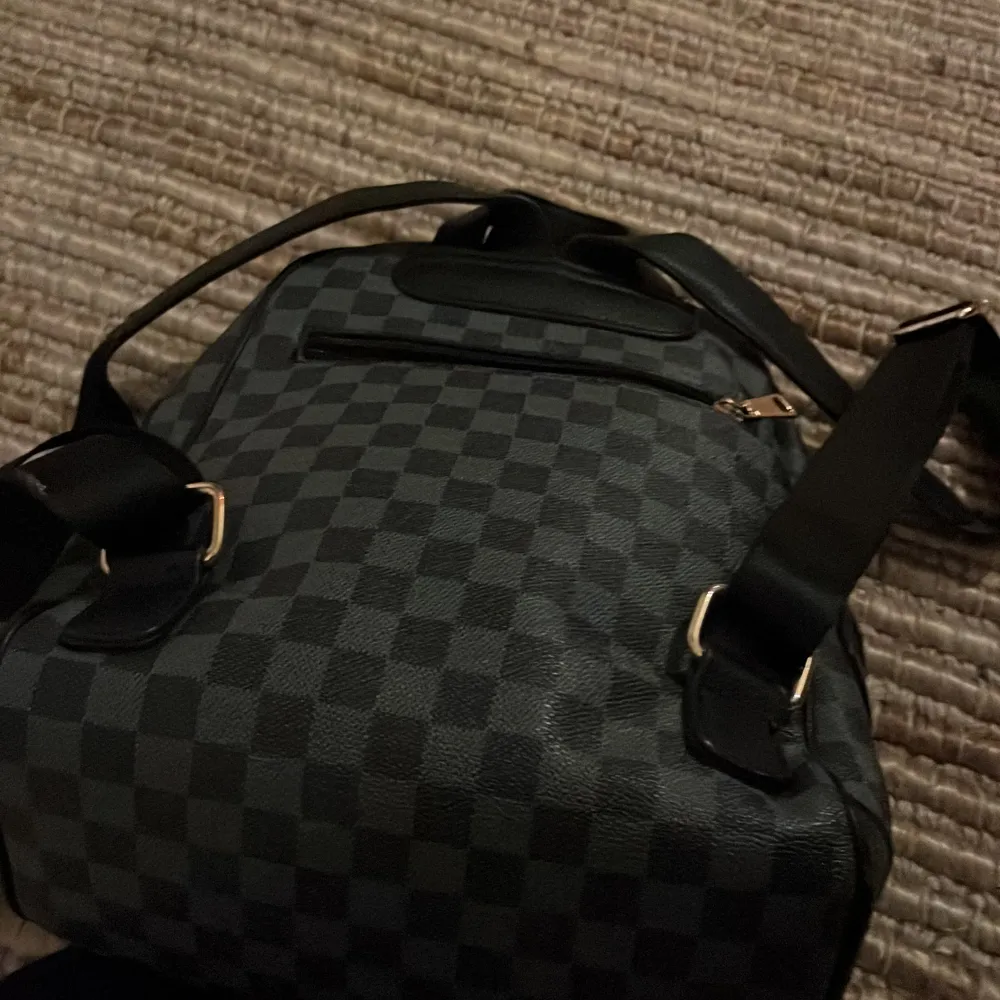 Fake Louis Vuitton väska    . Väskor.