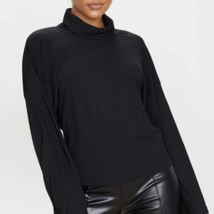 Black roll neck sweatshirt - Jätte snygg svart oversized tröja med rund krage från prettylittlething! Har andvänts vid 1 tillfälle & är i perfekt skick. Stolek M
