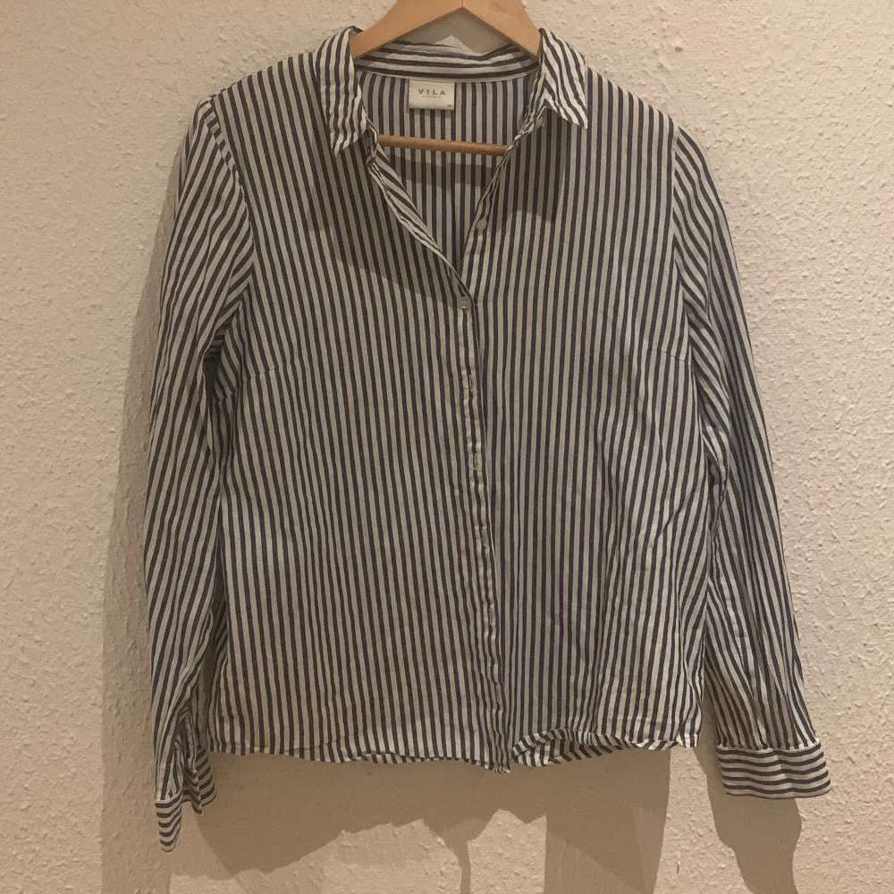 Fin randig skjorta från vila I strl 40 men passar även mindre strl. Köpt den ca 550 kr. Skjortor.