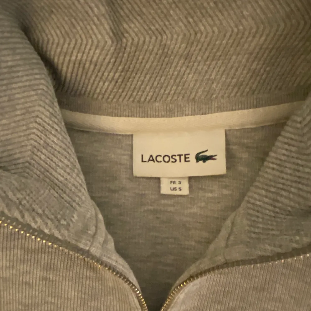 Säljer en fet Lacoste halfzip som är använd endast 2 gånger, 0 defekter och är som ny! 10/10 skick!! Nypris runt 1300-1500kr. Här endast 599kr!! Kontakta vid minsta intresse och vid frågor!. Tröjor & Koftor.