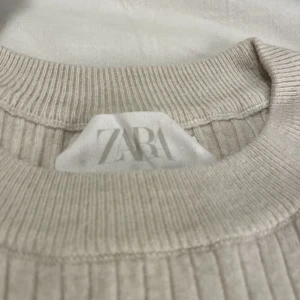 Stickad tröja från zara - Säljer denna tröjan pågrund av att den är allderles för liten. Bra skick. Den är mer beige i verkligheten. 