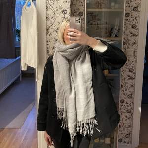 Jätte fin grå halsduk från H&M, perfekt till hösten/vintern! 💕