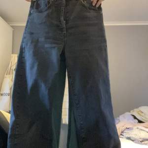 Säljer dessa svarta/gråa jeans då de är för små för mig🤍 Förlåt för den dåliga bilden hahah, skriv om ni undrar nåt eller vill ha fler bilder! Köpta på jeansbolaget för ca 1200 kr. Skulle säga att de är i Storlek S/M