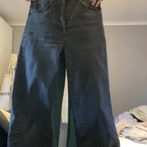 Jeans - Säljer dessa svarta/gråa jeans då de är för små för mig🤍 Förlåt för den dåliga bilden hahah, skriv om ni undrar nåt eller vill ha fler bilder! Köpta på jeansbolaget för ca 1200 kr. Skulle säga att de är i Storlek S/M
