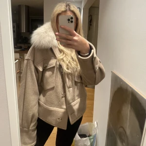 Meotine charlie jacka - Säljer nu min fina meotine jacka då jag inte använder den lövånger! köptes förra hösten på meotines hemsida för 2800kr och är sparsamt använd! Inga defekter på jackan Storlek M/L, jag är stl 38! Säljer för 1800kr skriv ett PM vid intresse!🥰