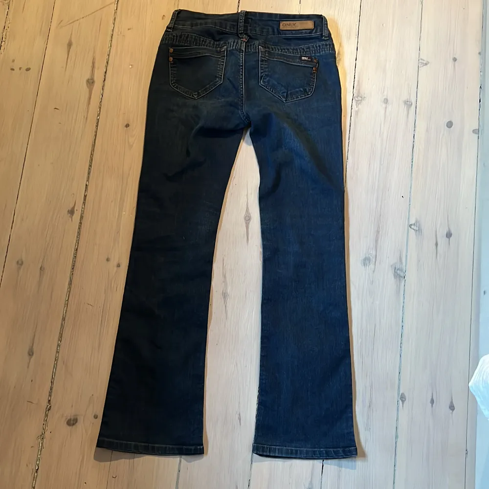 så fina lågmidjade utsvängda jeans från only. midjemåttet tvärs över är 36cm o innerbenslängd 73cm💕. Jeans & Byxor.
