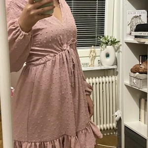 Klänning  - Snygg rosa klänning använt en gång. Super söt och gullig. Ingen specifik storlek men skulle rekommendera L/M