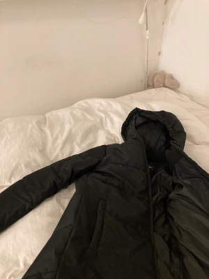 Lång jacka  - Aldrig använd  Jag har storlek S/Xs och kan ändå använda jackan även om de är till barn  Kom privat för mer info💗