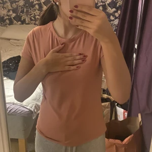 Rosa söt t-shirt - Kommer tyvärr ej till användning. Är storlek L, men sitter som S🥰