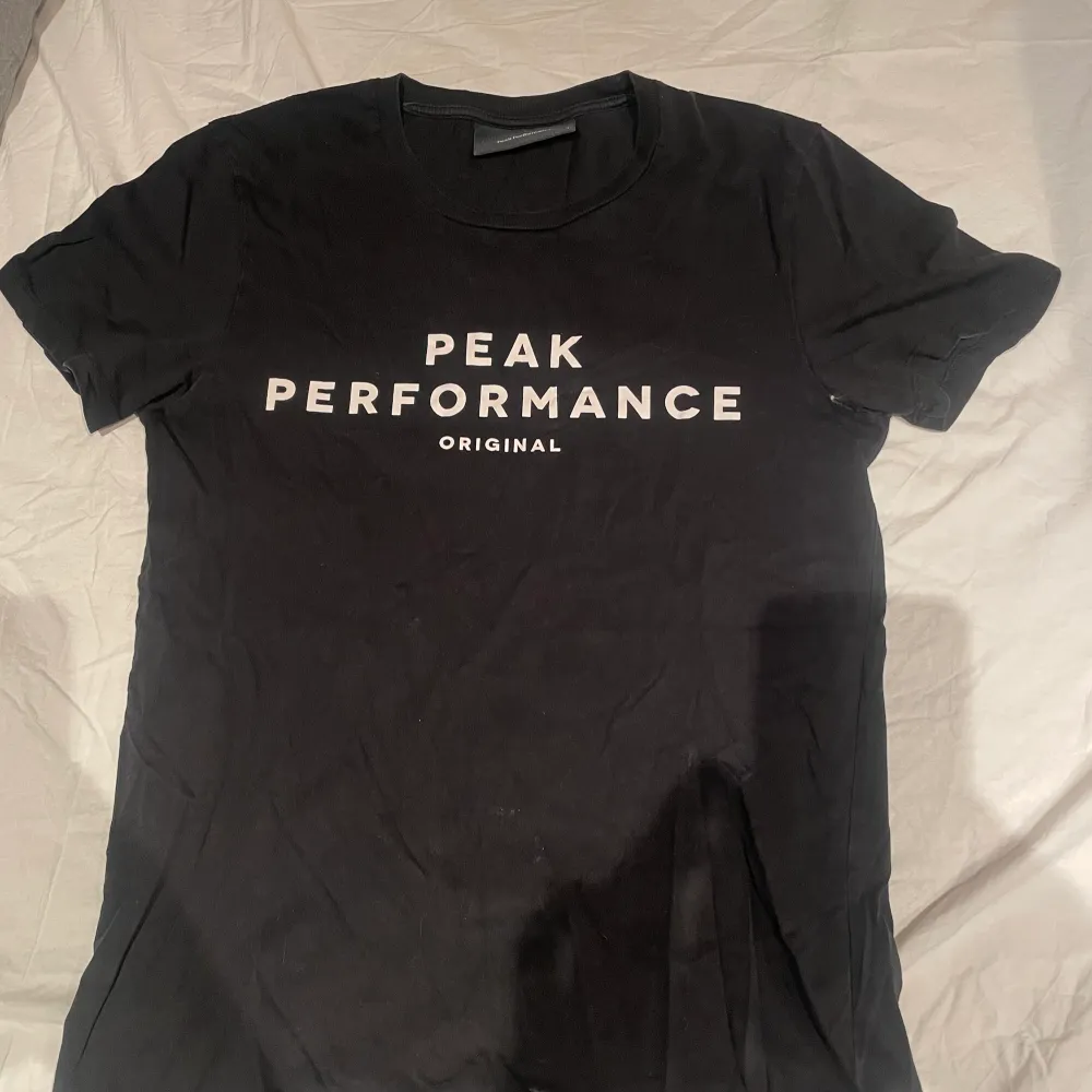 En mycket fin svart T-shirt från Peak performance. Mycket bra skick och är i storlek S!. T-shirts.