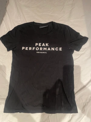Peak Performance T-shirt - En mycket fin svart T-shirt från Peak performance. Mycket bra skick och är i storlek S!