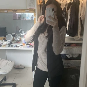 Zara väst - Säljer min svarta Zara väst då den inte kommer till användning. använt fåtal gånger så i väldigt fint skick, inga defekter alls. nypris 399.  pris kan diskuteras