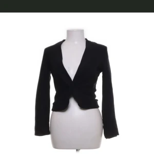 Kavaj Filippa K stl S - En svart croppad kavaj från Filippa K i stl Small. Väldigt fin med tex lågmidjade kostymbyxor! Fraktkostnaden ingår i priset 