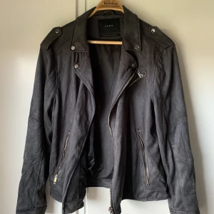 Jacka från Zara - Jacka från Zara som aldrig är använd, likt en skinnjacka i modellen