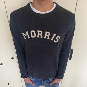 Morris tröja  - Mörkblå Morris tröja. Den är lagad i båda armhålorna därav priset, men annars är den i väldigt bra skick, skulle säga 7/10. 