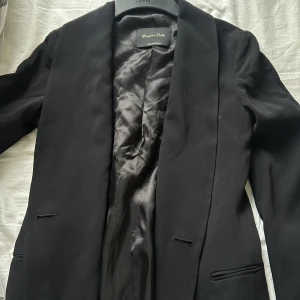 Lång kavaj Massimo Dutti - En lång relativt tunn kavaj/kappa från Massimo dutti. Figursydd och sitter som en smäck. Storlek XS