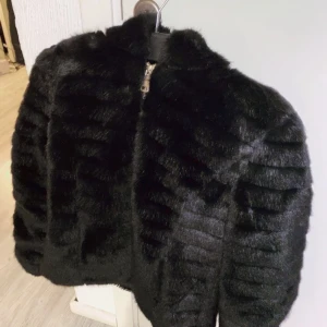 Pälsjacka fake päls  - Säljer min jättefina varma pälsjacka som bara hänger i garderoben. Köpt på Miinto för 500kr🖤