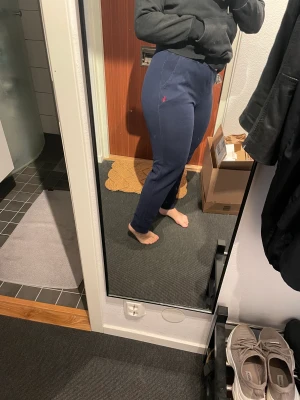 Mjukisbyxor Ralph lauren - Ett par mjukisbyxor från Ralph lauren, barnstorlek XL. Passar relativt tight på mig som brukar ha L i byxor, skulle säga att de sitter som dam M-L