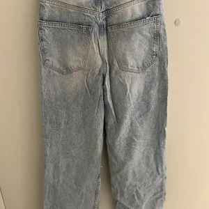 jeans ljusblå  - Ljusblå ginajeans i ljusblå. strl 34👍🏻 hålen är lite större just för att de har töjts.