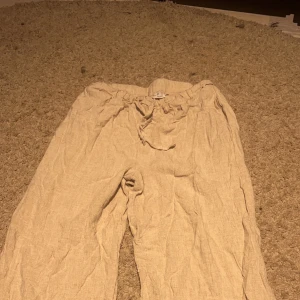 linne byxor - söta linne byxor! säljer för att dom tyvärr blivit för små för mig💗 