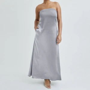 Bik Bok Limited ”New York” maxiklänning i satin   - Fantastiskt fin maxiklänning i Satin ”New York” i strl 34, limited edition från Bik Bok.🙌 Helt oanvänd med lapparna kvar, nypris 1199 kr. Säljer pga. för liten. Skriv för fler bilder.❤️