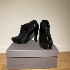 Vintage boots med klack - Säljer dessa högklackade boots som är i ett mycket fint skick. Väldigt coola och går att matcha till precis allt. Kommer tyvärr inte till användning av mig.