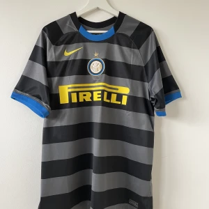 Inter Milan 3e ställ - Inter Milan tredjeställ säsongen 20/21. Äkta, köpt på unisoport. Väldigt sparsamt använd.