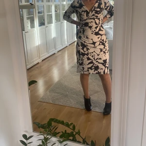 Ralph Lauren klänning - Säljer dne här svartvita klänningen från Ralph Lauren. Mycket följsamt tyg som stretchas fint ut efter kroppen.