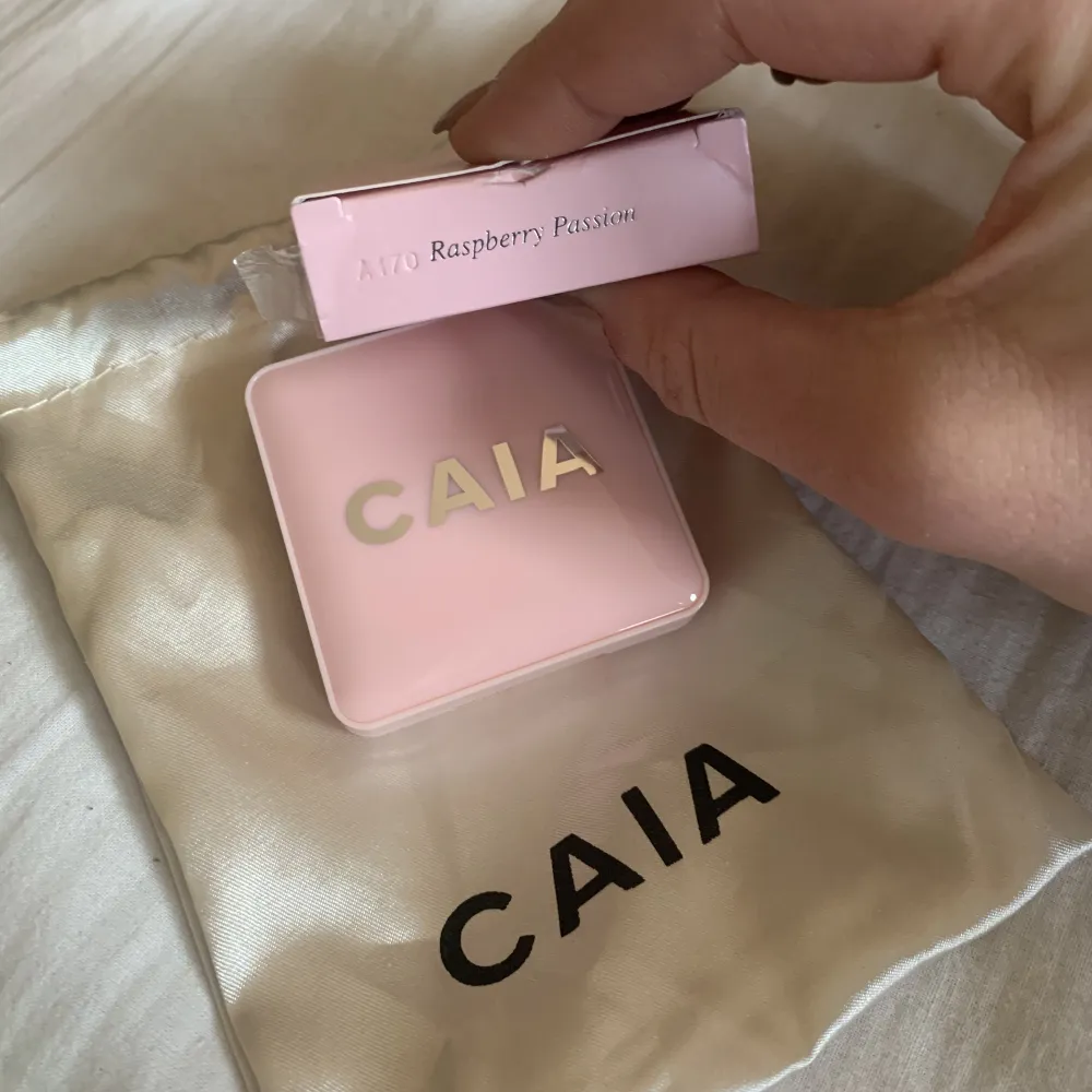 Säljer denna blush från CAIA - ”raspberry passion” 💕 den är helt oanvänd och har kvar förpackningen!   Nypriset hos CAIA är 265kr🫶🏼. Övrigt.