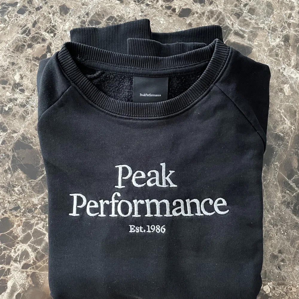 En sweatshirt från Peak Performance i gott skick.. Tröjor & Koftor.