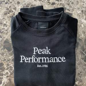 En sweatshirt från Peak Performance i gott skick.