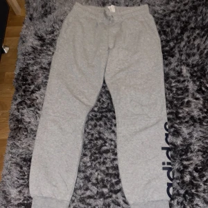 Grå adidas mjukis  - Grå adidas mjukis har använts ett par gånger ser ut som ny.