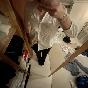 Trekvartsärmad skjorta - Söt skjorta med trekvartsärmar och coola detaljer upptill, knäpps med knappar hela vägen ner! Lite randig om man kommer nära💕