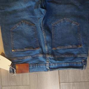 Helt nya Lindbergh jeans i snygg mörkblå färg med snygg design slitningar och stretch kvalitet Org prislapp på 600 kr sitter kvar  Mitt pris 199 kr plus frakt 
