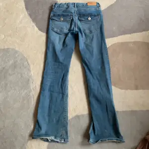 Bootcut jeans med snygga fickor från gina tricot❤️ har gått upp lite längst ner (se på bild 3) men annars bra skick! Köpt för 349kr