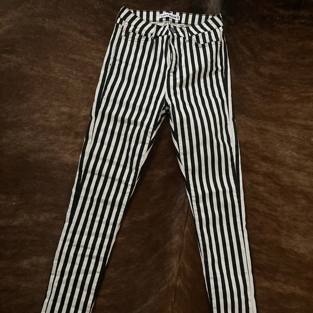 ⚡️randiga snyggbyxor. Märkta strl.38 men jag skulle säga att de är 34-36. Lite stretch. Total längd- 97cm Innerben-71cm Gren-27,5cm Stuss-39cm Benslut-12cm Vid stort intresse aktiveras budgivning. Farkut & Housut.